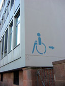 Wegweiser zum Behinderten-Parkplatz